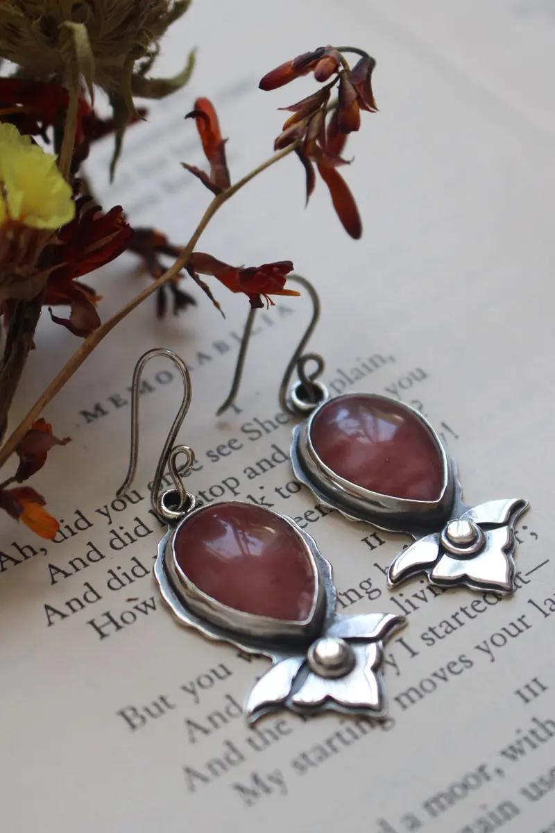 Lys d’orient, boucles d’oreilles fleur en argent et quartz fraise