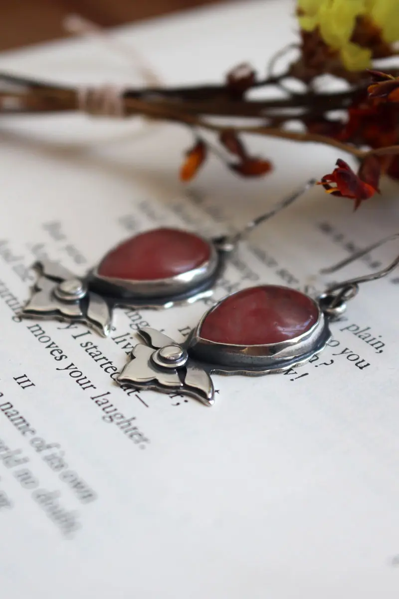 Lys d’orient, boucles d’oreilles fleur en argent et quartz fraise