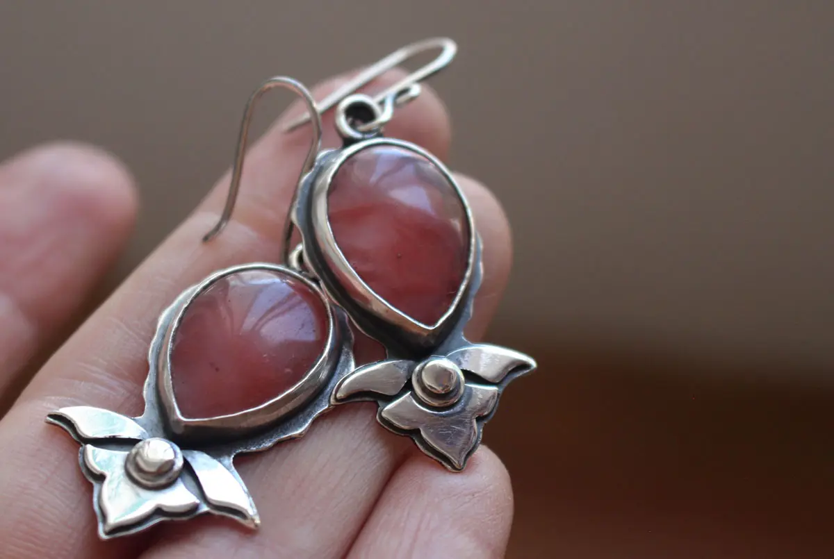 Lys d’orient, boucles d’oreilles fleur en argent et quartz fraise