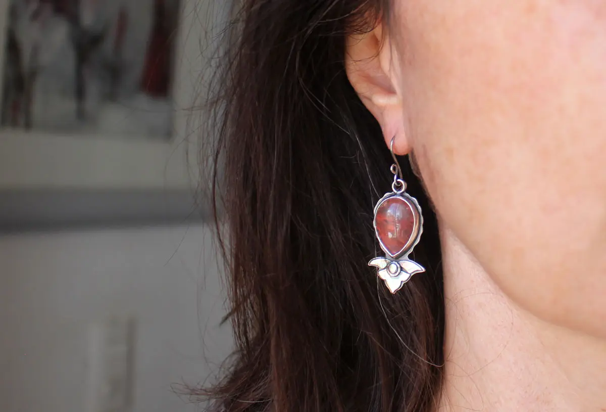 Lys d’orient, boucles d’oreilles fleur en argent et quartz fraise
