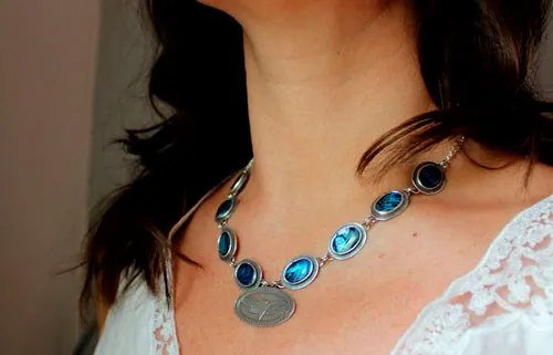 Lysandra, collier papillon Maori en argent et paua