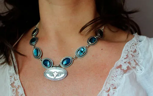 Lysandra, collier papillon Maori en argent et paua