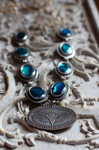 Lysandra, collier papillon Maori en argent et paua
