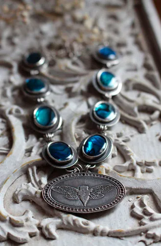 Lysandra, collier papillon Maori en argent et paua