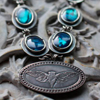 Lysandra, collier papillon Maori en argent et paua