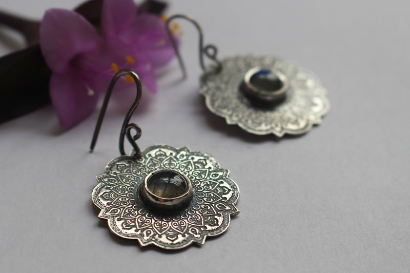 L’air, boucles d’oreilles mandala de l’air en argent et labradorite