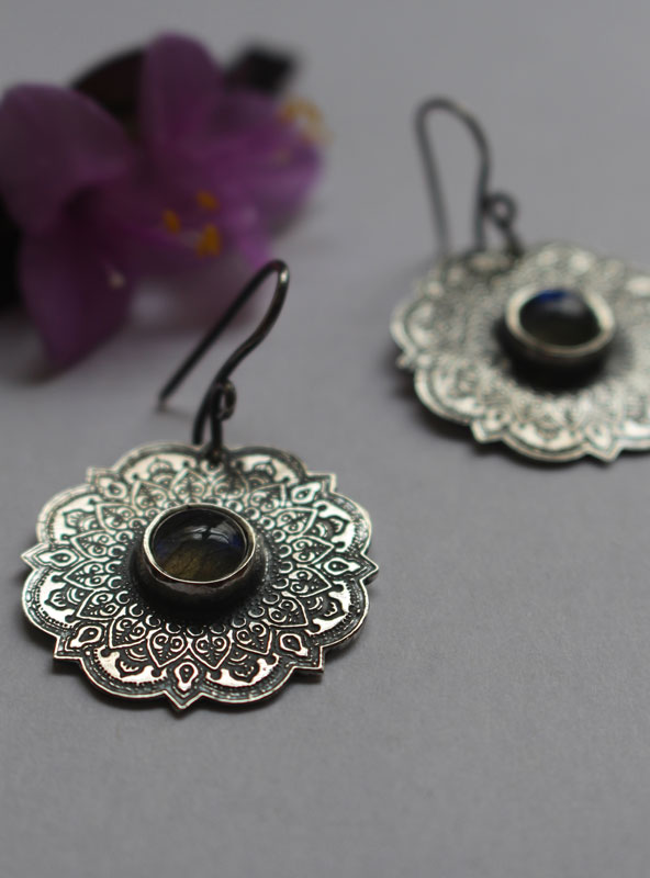 L’air, boucles d’oreilles mandala de l’air en argent et labradorite