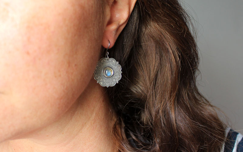 L’air, boucles d’oreilles mandala de l’air en argent et labradorite