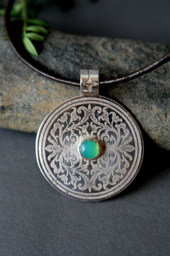 l’arbre de l’enclos sacré, pendentif bouclier médiéval en argent et chrysoprase