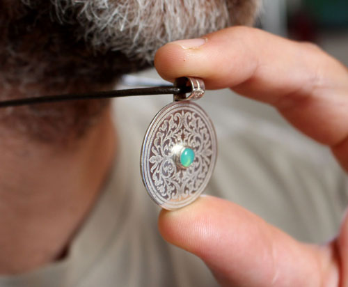 l’arbre de l’enclos sacré, pendentif bouclier médiéval en argent et chrysoprase