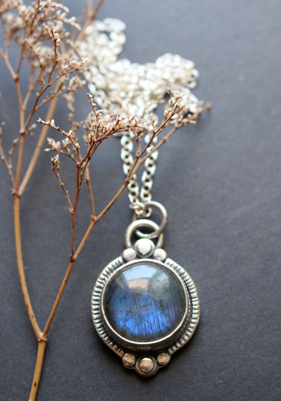 L’arbre de l’étang, collier eau calme en argent et labradorite