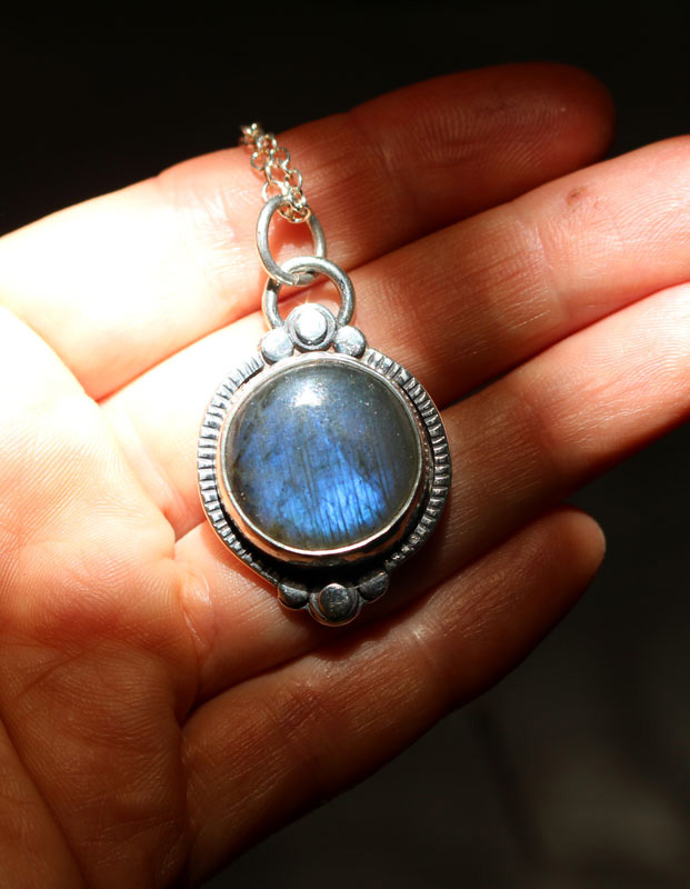 L’arbre de l’étang, collier eau calme en argent et labradorite