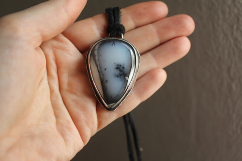 L&rsquo;arbuste sur la falaise, pendentif bonsaï en argent et agate dendritique