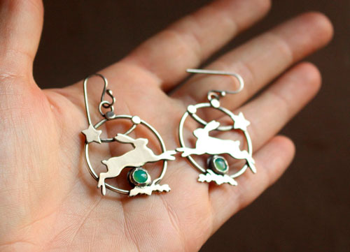 L’étoile du lièvre, boucles d’oreilles lièvre en argent et chrysoprase