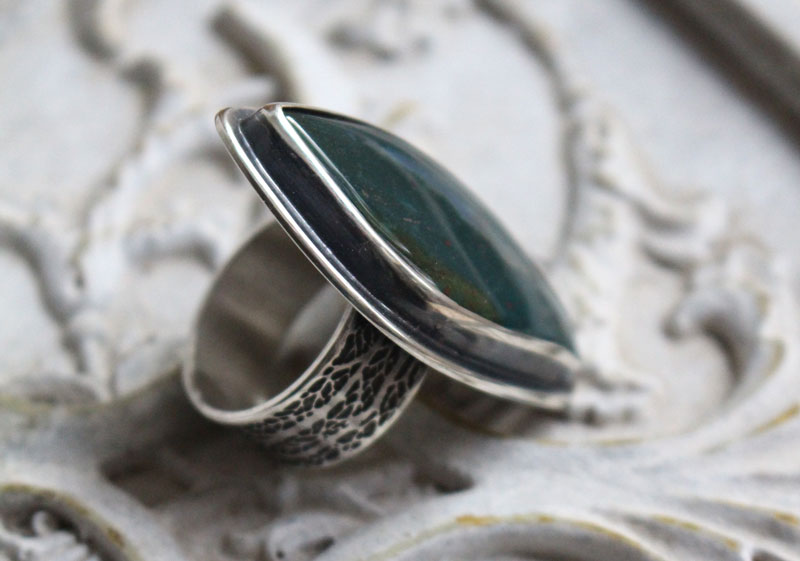 L’œil de la forêt, bague branches en argent et jaspe océan