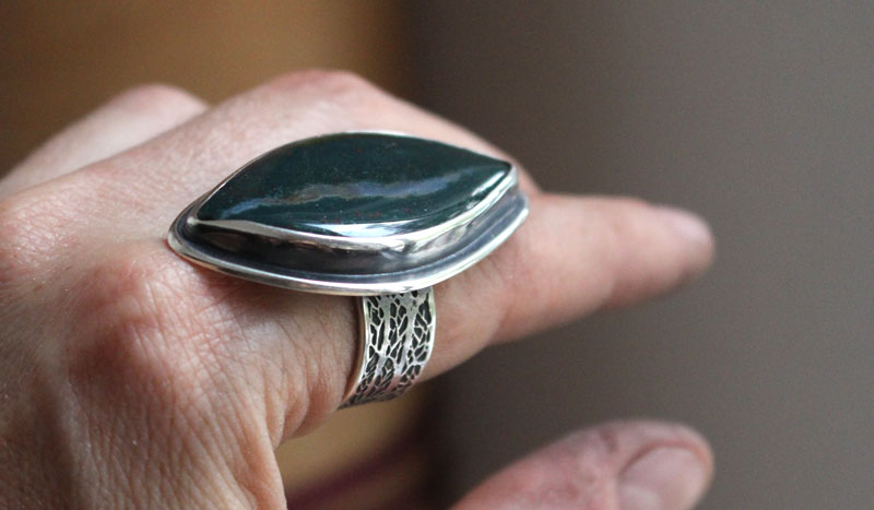 L’œil de la forêt, bague branches en argent et jaspe océan