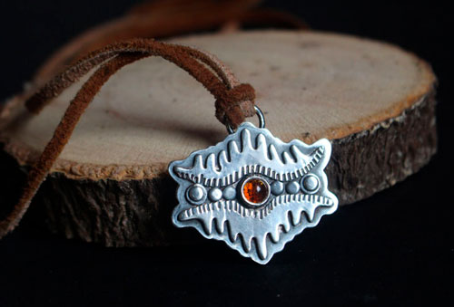 L’oeil de la terre, collier montagne tribale en argent et ambre