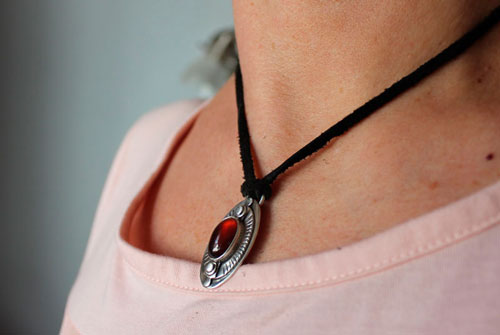 L’œil du songe, collier encouragement en argent et grenat 