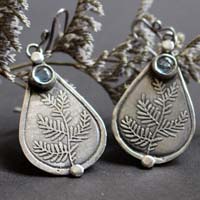L'olivier d'Athéna, boucles d'oreilles branche d'olivier en argent zircon bleu