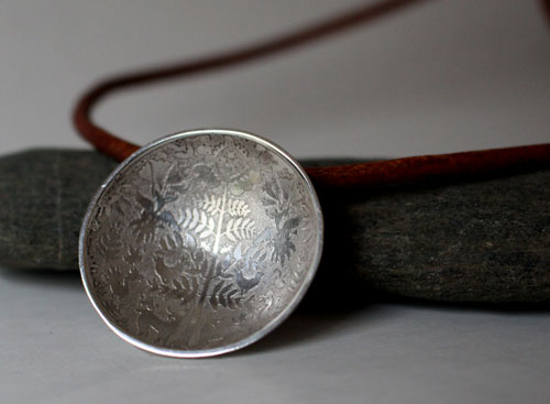 La clairière inconnue, collier scène nature animal et végétal Otomi en argent et cuir