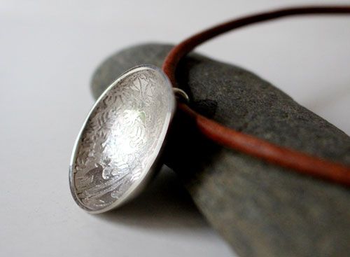 La clairière inconnue, collier scène nature animal et végétal otomi en argent et cuir