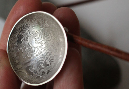 La clairière inconnue, collier scène nature animal et végétal otomi en argent et cuir