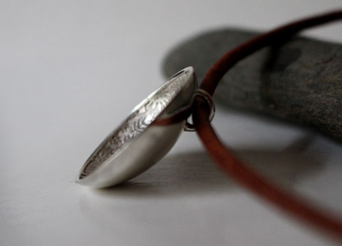 La clairière inconnue, collier scène nature animal et végétal Otomi en argent et cuir