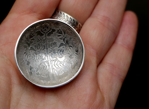 La clairière inconnue, collier scène nature animal et végétal otomi en argent et cuir
