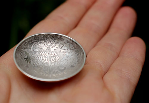 La clairière inconnue, collier scène nature animal et végétal Otomi en argent et cuir