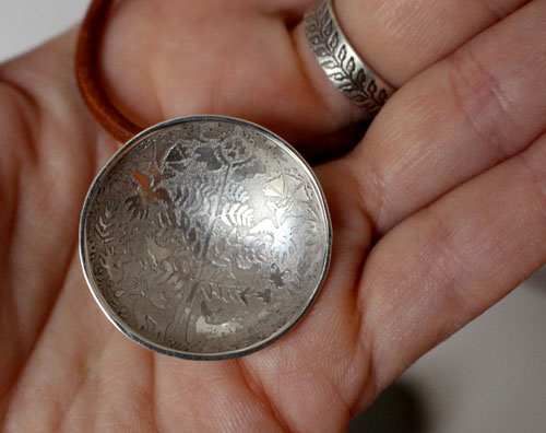 La clairière inconnue, collier scène nature animal et végétal Otomi en argent et cuir