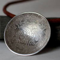 La clairière inconnue, collier scène nature animal et végétal otomi en argent et cuir