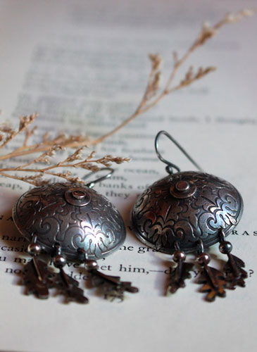 La guerrière née sous le chêne, boucles d’oreilles bouclier et feuilles de chêne en argent