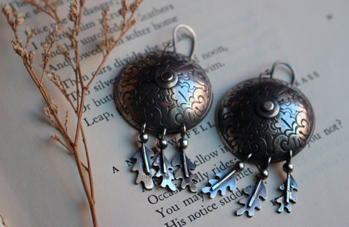 La guerrière née sous le chêne, boucles d’oreilles bouclier et feuilles de chêne en argent