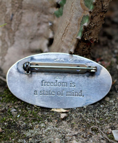 La liberté est un état d’esprit, broche ours et lapin en argent
