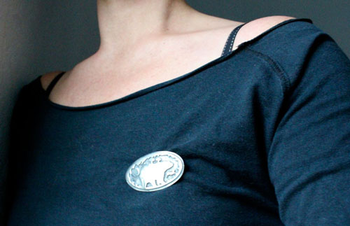 La liberté est un état d’esprit, broche ours et lapin en argent