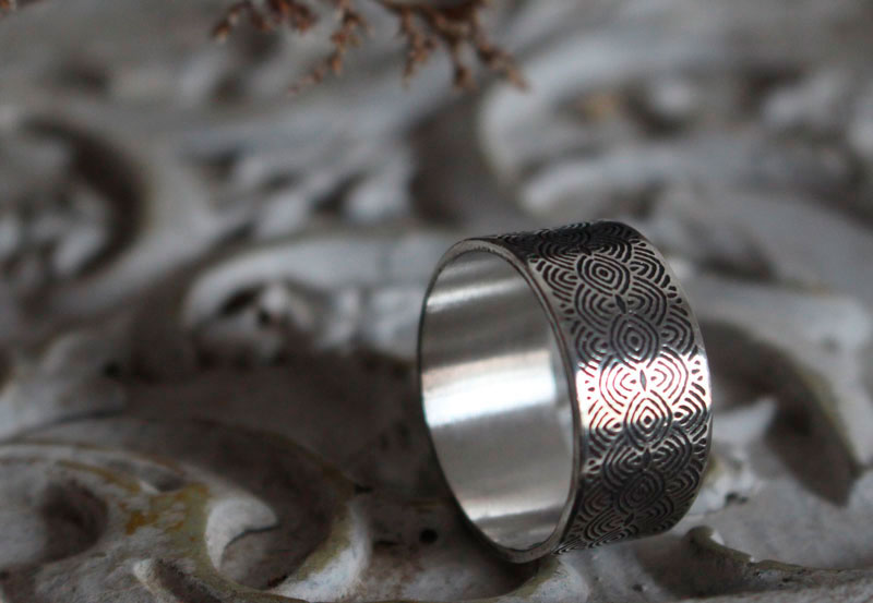 La porte du passé, bague spirales et cercles néolithique en argent