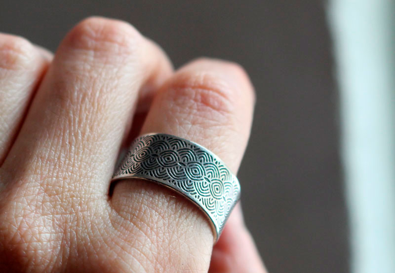 La porte du passé, bague spirales et cercles néolithique en argent