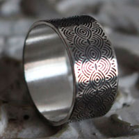 La porte du passé, bague spirales et cercles néolithiques en argent