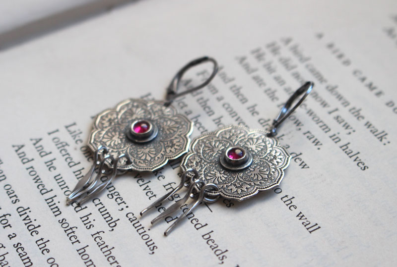 La rose d’orient, boucles d’oreilles rosace en argent et rubis