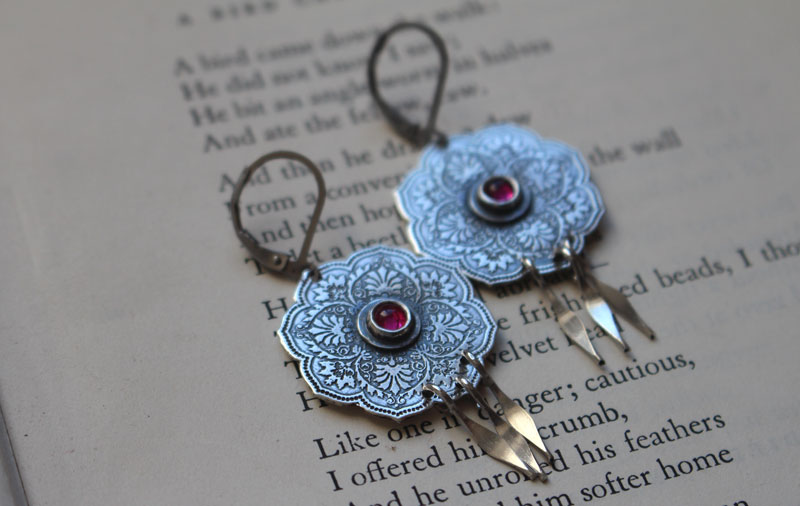 La rose d’orient, boucles d’oreilles rosace en argent et rubis