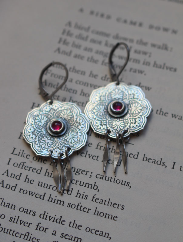 La rose d’orient, boucles d’oreilles rosace en argent et rubis