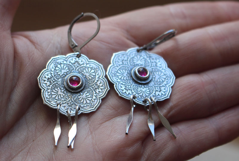 La rose d’orient, boucles d’oreilles rosace en argent et rubis