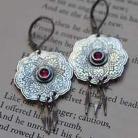 La rose d’orient, boucles d’oreilles rosace en argent et rubis