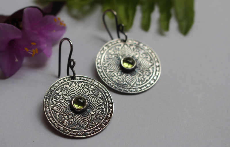 La terre, boucles d’oreilles mandala de la terre, série des quatre éléments, en argent et péridot