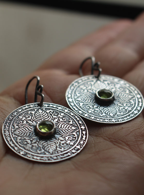 La terre, boucles d’oreilles mandala de la terre, série des quatre éléments, en argent et péridot