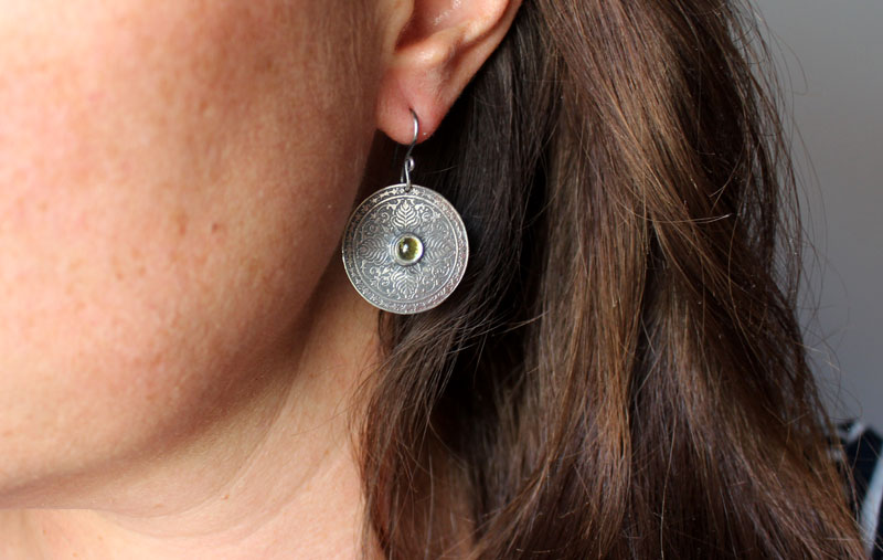 La terre, boucles d’oreilles mandala de la terre, série des quatre éléments, en argent et péridot