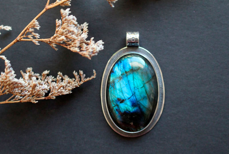 Las pequeñas cosas, pendentif plaisir de la vie en argent et labradorite