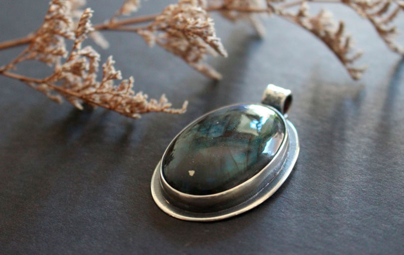 Las pequeñas cosas, pendentif plaisir de la vie en argent et labradorite