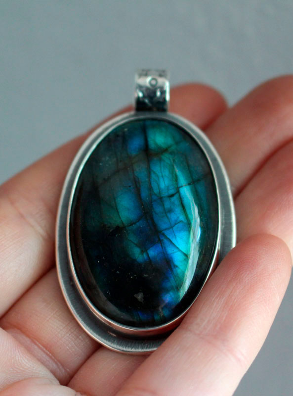 Las pequeñas cosas, pendentif plaisir de la vie en argent et labradorite