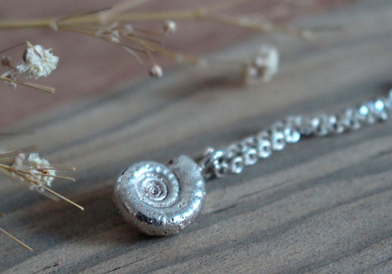 Le berceau de la vie, collier nautilus ammonite et pierre de naissance en argent et rubis